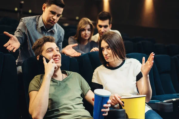 Jovem Falando Por Telefone Cinema Público Insatisfeito Hora Espectáculo Ver — Fotografia de Stock