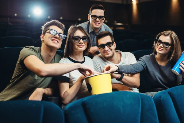 Happy Friends Popcorn Drinks Watching Movie Cinema Entertainment Business — Stock Photo, Image