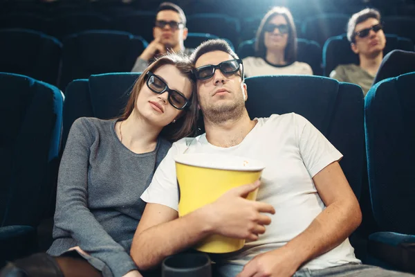 有爆米花在电影院睡觉的年轻人 枯燥的电影概念 人们看电影 — 图库照片