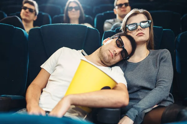 Joven Con Palomitas Durmiendo Cine Concepto Película Aburrida Gente Viendo —  Fotos de Stock