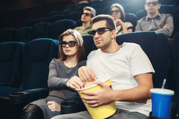 映画館でカップル見てコメディ映画を笑っています ショータイム エンターテイメント産業 — ストック写真