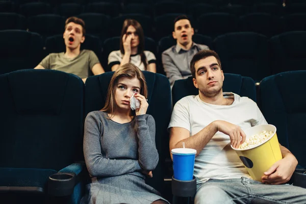 Echtpaar Met Popcorn Bioscoop Saaie Film Concept Mensen Kijken Naar — Stockfoto