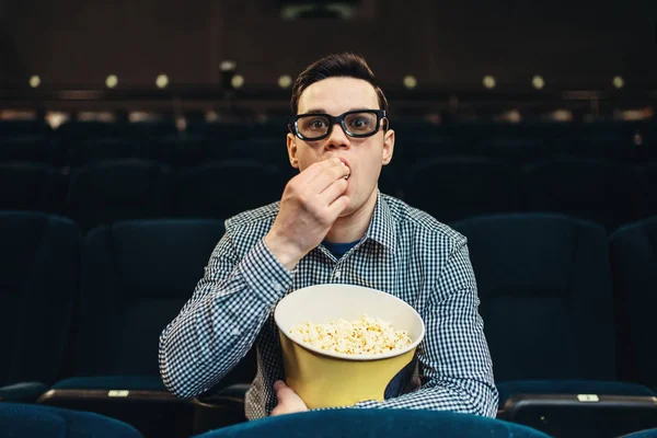 Tiener Met Popcorn Gefascineerd Kijken Naar Film Bioscoop Showtime Entertainmentindustrie — Stockfoto