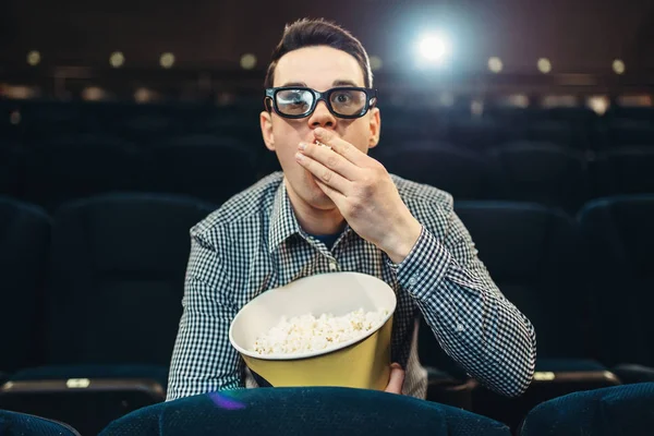 Tiener Met Popcorn Gefascineerd Kijken Naar Film Bioscoop Showtime Entertainmentindustrie — Stockfoto