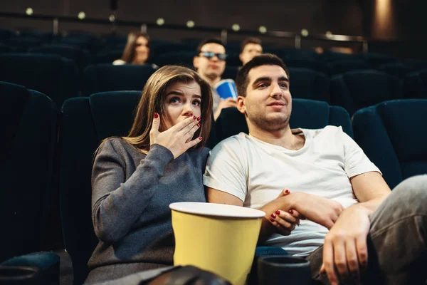 Casal Com Pipocas Fascinado Assistindo Filme Cinema Showtime Indústria Entretenimento — Fotografia de Stock