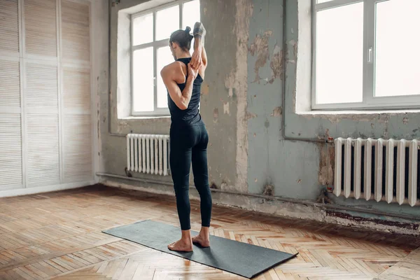 Joven Haciendo Yoga Flexibilidad Del Cuerpo Humano — Foto de Stock