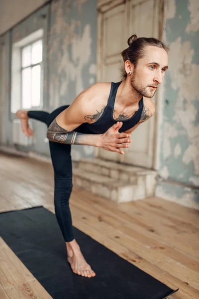 Jeune Homme Faisant Yoga Entraînement Fitness Dans Salle Gym — Photo