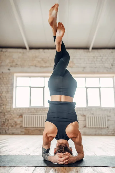 Orang Yang Fleksibel Melakukan Yoga Latihan Keseimbangan Orang Yang Berdiri — Stok Foto