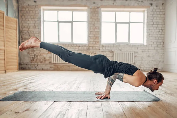 Anak Muda Melakukan Yoga Latihan Kebugaran Gym — Stok Foto