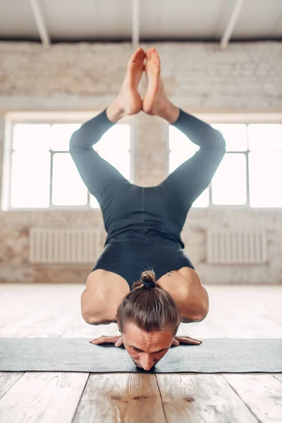 Flexibel Man Gör Yoga Balans Träning Kille Står Händer — Stockfoto