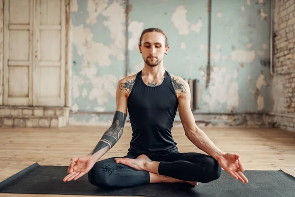 Ung Man Mediterar Lotus Pose — Stockfoto