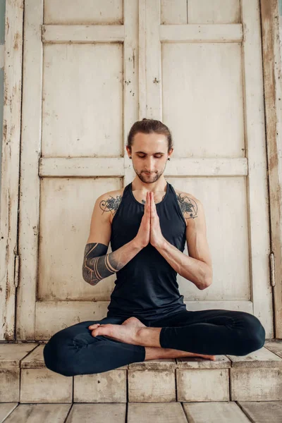 Jovem Meditando Pose Lótus — Fotografia de Stock
