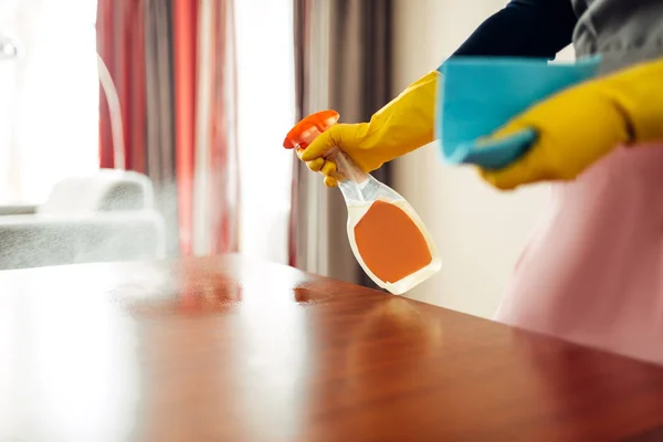 Hausmädchen Mit Händen Gummihandschuhen Putzt Den Tisch Mit Einem Reinigungsspray — Stockfoto