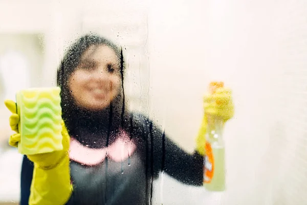 Housemaid Hands Rubber Gloves Cleans Glass Cleaning Spray Hotel Bathroom — Stock Photo, Image