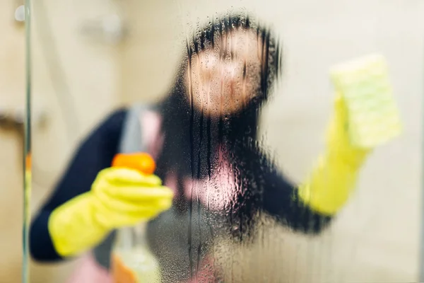 ゴム手袋の手でメイドは 洗浄スプレー 背景のホテルのバスルームのインテリア ミラーをクリーンアップします プロの清掃サービス 掃除婦 衛生処理 — ストック写真