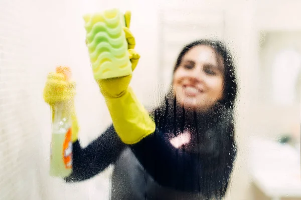 Hausmädchen Mit Händen Gummihandschuhen Reinigt Das Glas Mit Einem Reinigungsspray — Stockfoto