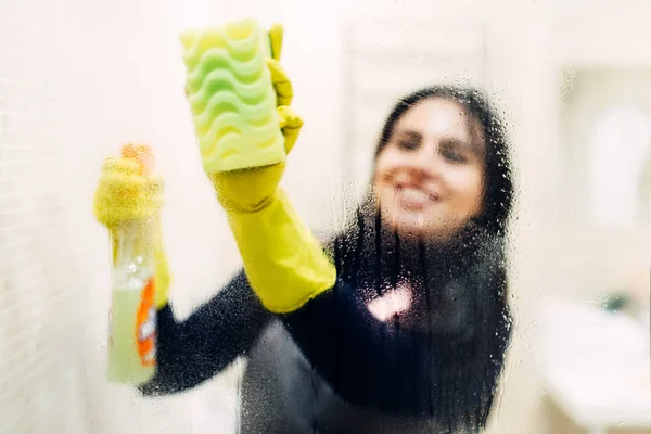 Cameriera Con Mani Guanti Gomma Pulisce Vetro Con Uno Spray — Foto Stock