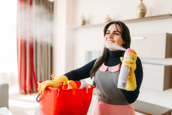 Cameriera Sorridente Uniforme Guanti Gomma Spruzza Deodorante Ambienti Camera Albergo — Foto Stock