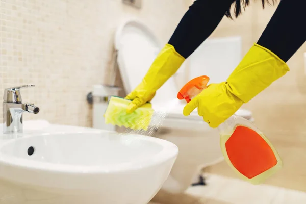 Zimmermädchen Gummihandschuhen Reinigen Bidet Mit Reinigungsspray Hoteltoilette Interieur Auf Dem — Stockfoto