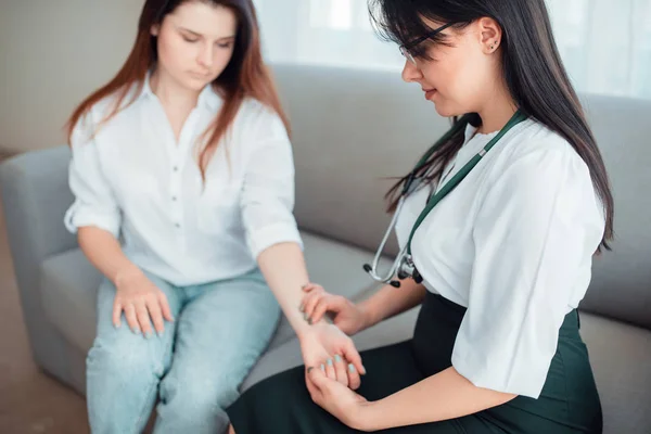 Medico Che Controlla Frequenza Cardiaca Della Giovane Donna Assistenza Sanitaria — Foto Stock