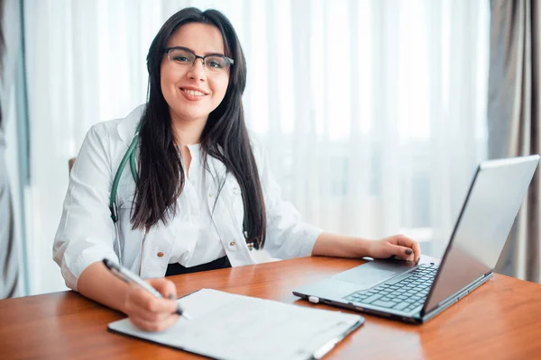 Lekarka Pracuje Laptopie Nowoczesne Profesjonalne Służby Zdrowia — Zdjęcie stockowe
