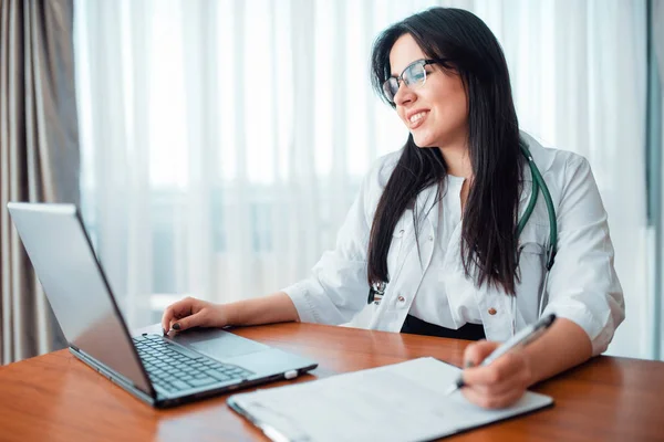 Vrouwelijke Arts Werkzaam Laptop Moderne Professionele Gezondheidszorg — Stockfoto