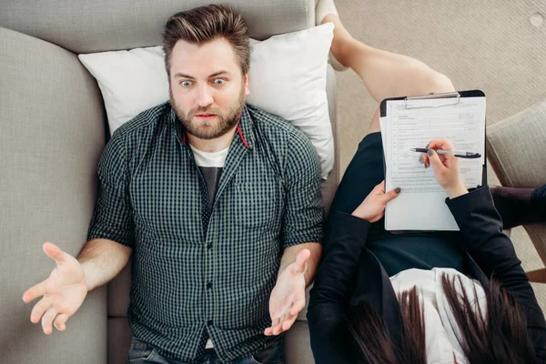 Man Lying Sofa Psychologist Female Doctor Giving Consultation Male Patient — Stock Photo, Image