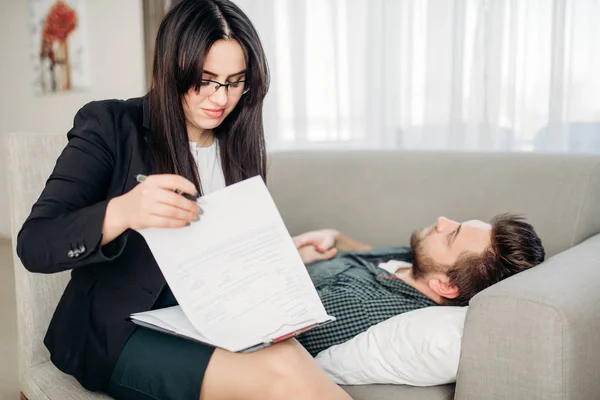 Man Lying Sofa Psychologist Female Doctor Giving Consultation Male Patient — Stock Photo, Image