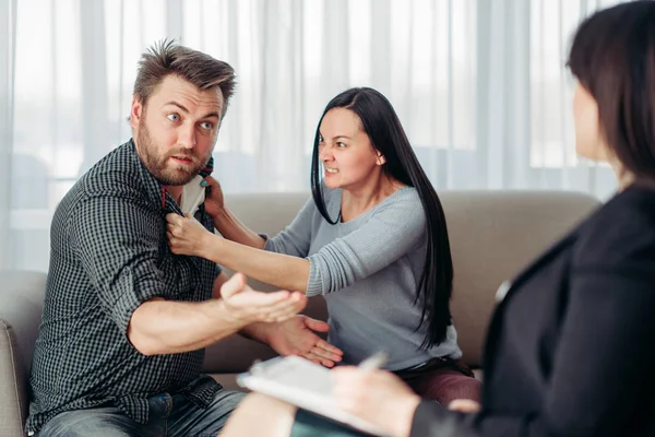 Loco Enojado Marido Esposa Psicólogo Conflicto Familiar — Foto de Stock