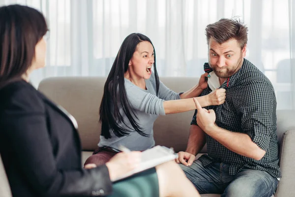 クレイジー怒っている夫と妻の心理学者 家族の対立で — ストック写真