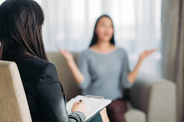 Paciente Sentada Sofá Psicoterapeuta Doctora Escribiendo Notas Apoyo Psicológico Profesional —  Fotos de Stock