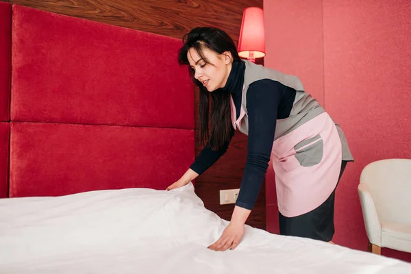 Pretty Maid Uniform Making Bed Hotel Room Cleaning Service Professional — Stock Photo, Image