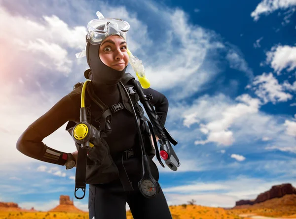 Kobiece Nurek Kombinezon Sprzętu Nurkowego Pozuje Plaży Frogman Maski Nurkowania — Zdjęcie stockowe