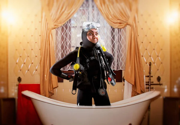 女潜水员在潜水衣和潜水用具是在浴缸 浴室内的背景 水下运动 — 图库照片