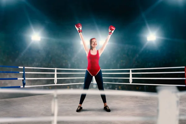 Atleta Femenina Vendajes Boxeo Rojo Ropa Deportiva Manos Arriba Anillo —  Fotos de Stock