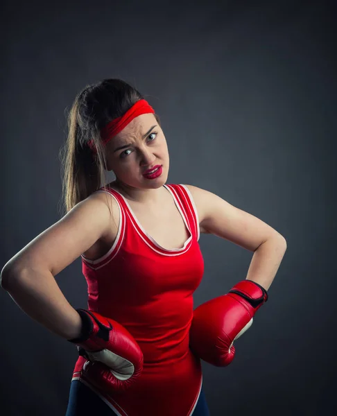 Atleta Femenina Guantes Boxeo Rojo Ropa Deportiva — Foto de Stock