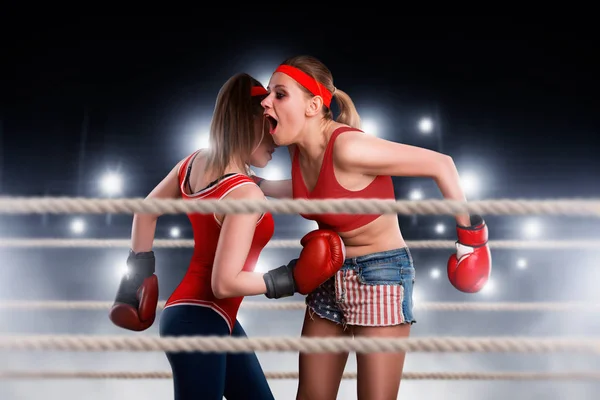 Harc Ringben Két Női Kickboxers — Stock Fotó