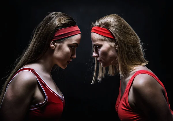 Dvě Ženské Boxeři Červené Boxerské Rukavice Stáli Tváří Tvář — Stock fotografie