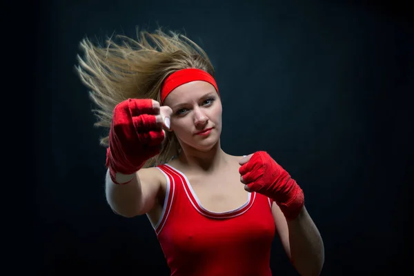 Mujer Kickboxer Vendas Boxeo Ropa Deportiva Practicando Puñetazo Mano Con:  fotografía de stock © Nomadsoul1 #224959360