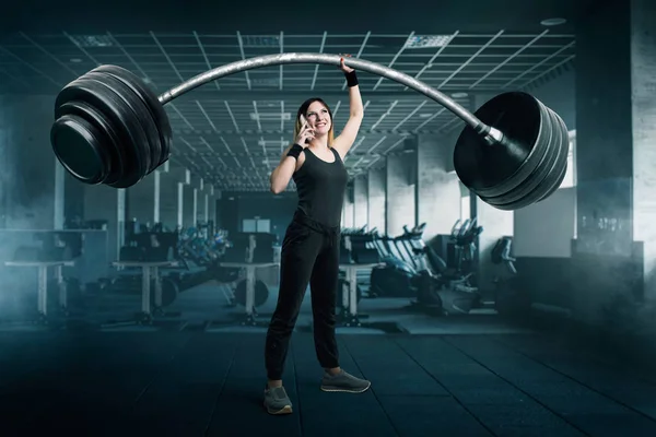 Atleta Donna Con Bilanciere Molto Grande Che Parla Telefonicamente Durante — Foto Stock