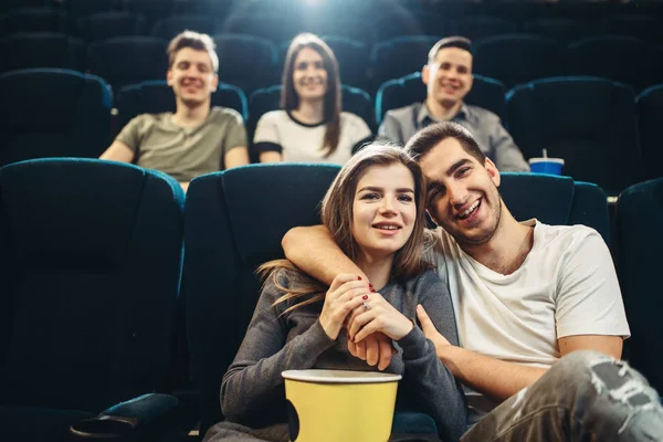Ein Junger Lächelnder Mann Umarmt Seine Frau Kino Showtime Unterhaltungsindustrie — Stockfoto
