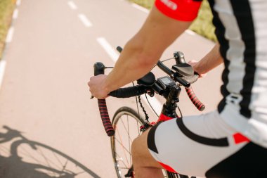 Erkek bisikletçi bisiklet sürme spor giyim