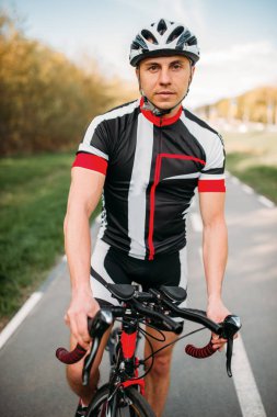 Kask ve spor bisiklet eğitim bisikletçi. Bisiklet yolu, egzersiz Bisiklete binme