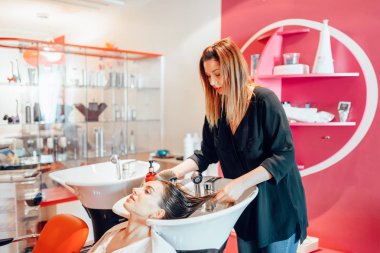 Kuaför müşteri saç Kuaför Salon yıkar. Güzellik stüdyosu, kadın müşteri ve Şevval özçelik güzellik profesyonel saç bakım
