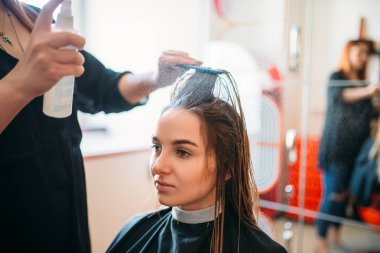 Kuaför sprey, kuaförlük salonda kadın hairdress çalışır. Saç modeli yapımı Güzellik Studio