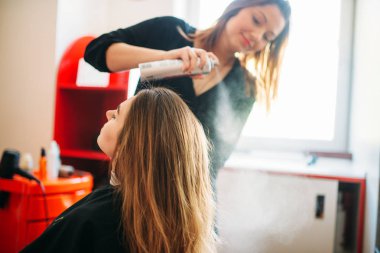Stilist mus, kuaförlük salonda kadın hairdress uygulamak hazırlanıyor. Saç modeli yapımı Güzellik Studio