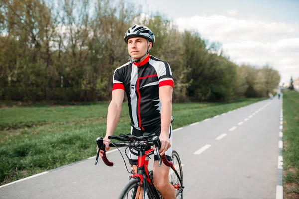 Fahrradfahrer Mit Helm Und Sportbekleidung — Stockfoto