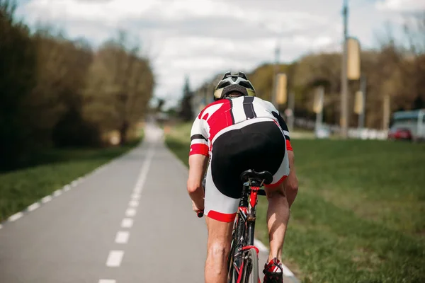 Radler Mit Helm Und Sportbekleidung Fahrrad Fahren Rückansicht — Stockfoto