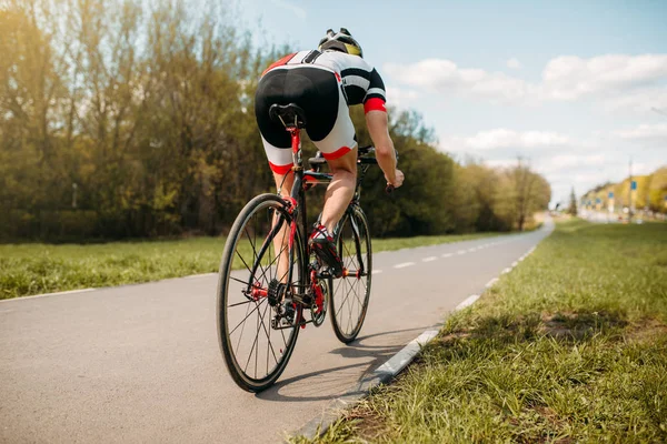 Radler Mit Helm Und Sportbekleidung Fahrrad Fahren Rückansicht — Stockfoto