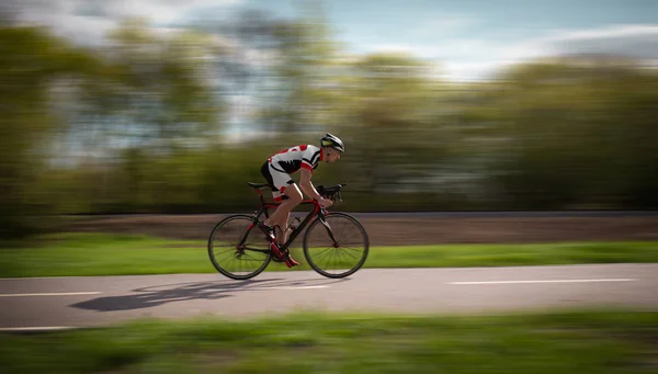 Fahrradfahrer Mit Helm Und Sportbekleidung — Stockfoto